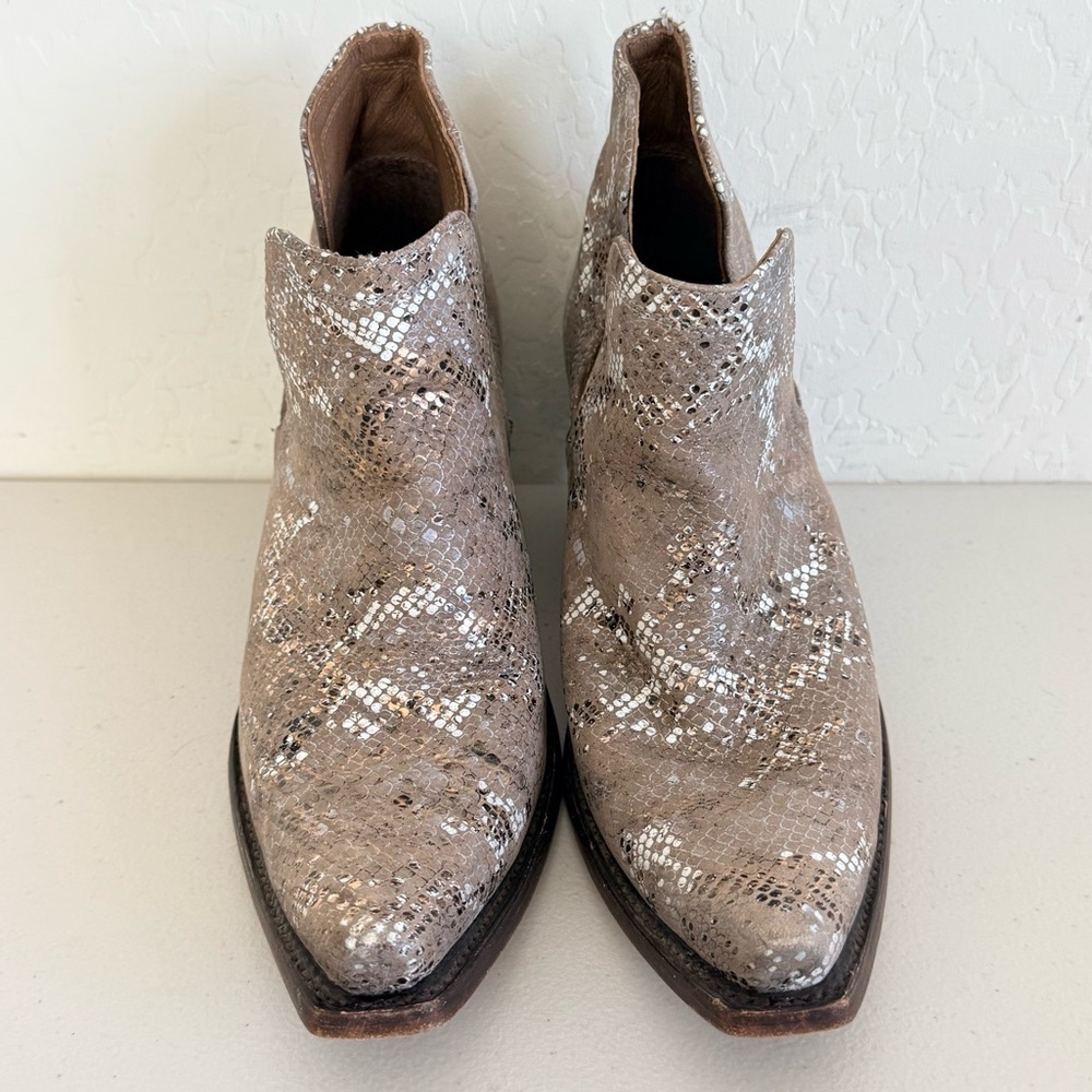 ARIAT Dixon Metallic Snake Print Leather Snip Toe Ankle Boot 9B - Picture 6 of 11